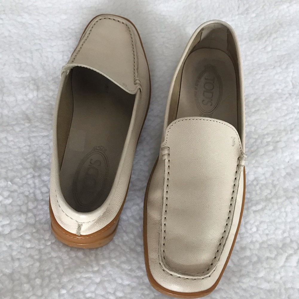 Tod’s Cream Leather Driving Loafers - Picture 8 of 14